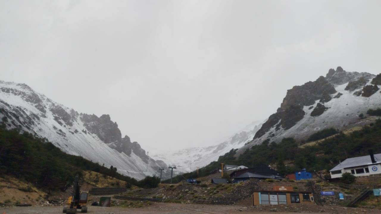 La nieve y la lluvia se sumaron a la lucha contra el incendio forestal en la Cordillera