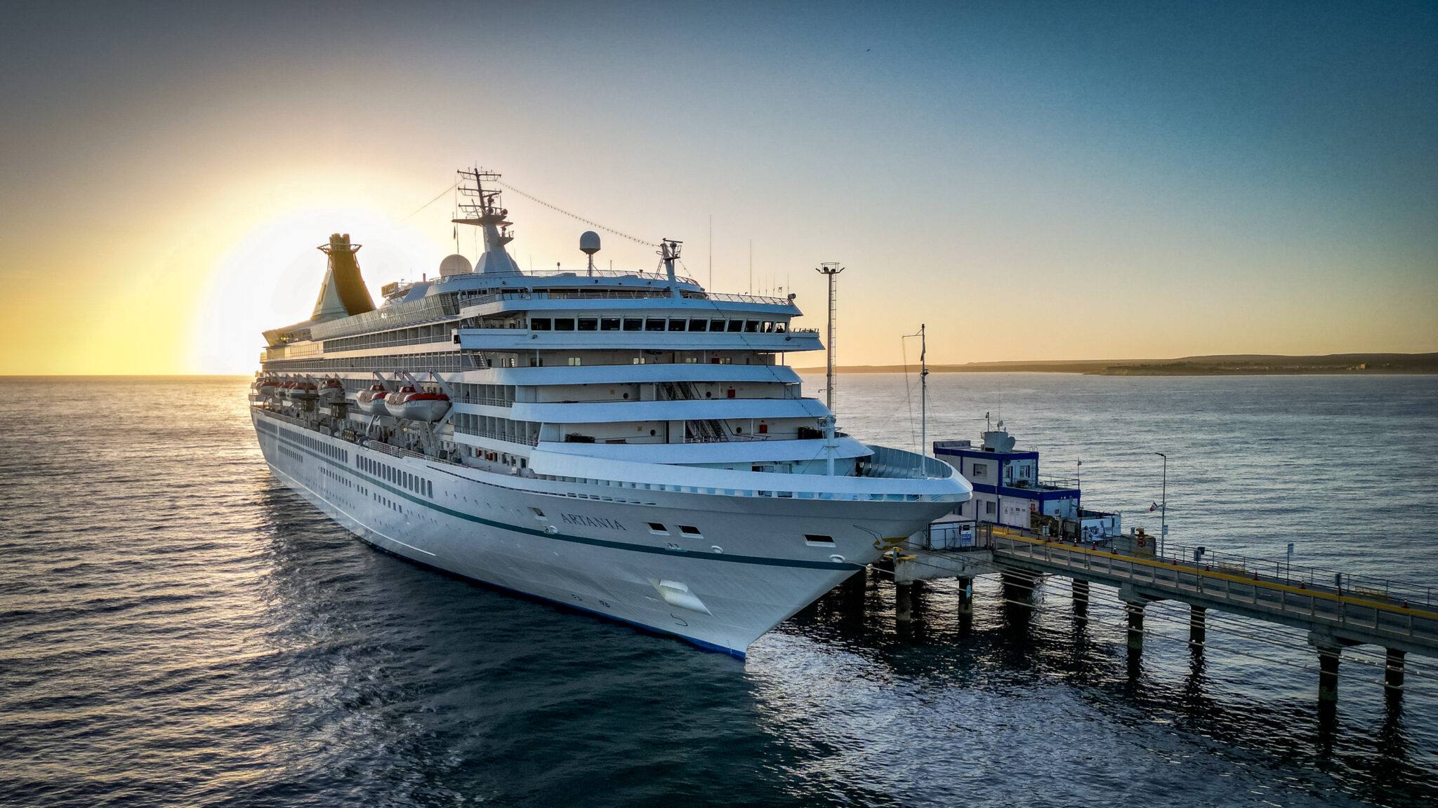 Por primera vez amarró el Artania en Puerto Madryn
