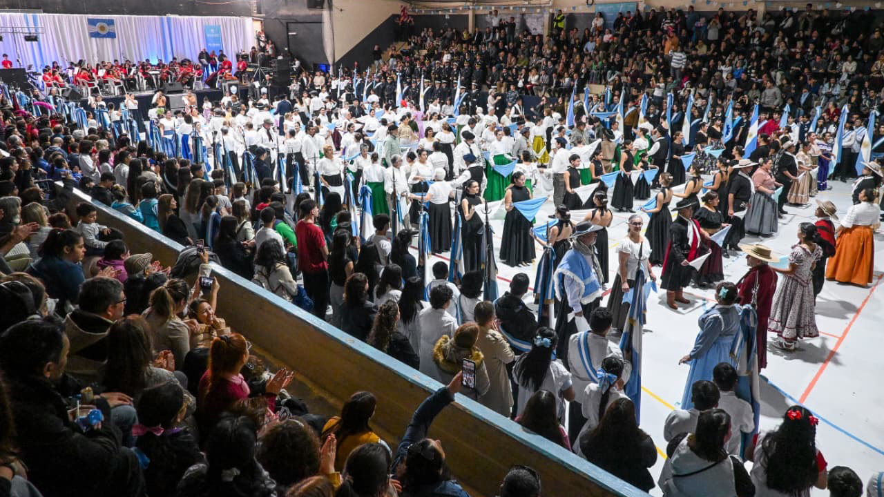 Sastre abogó por más «desarrollo e inclusión» al conmemorar el 25 de Mayo
