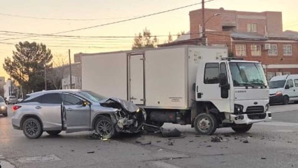 Chocó con un camión y quedó destrozado