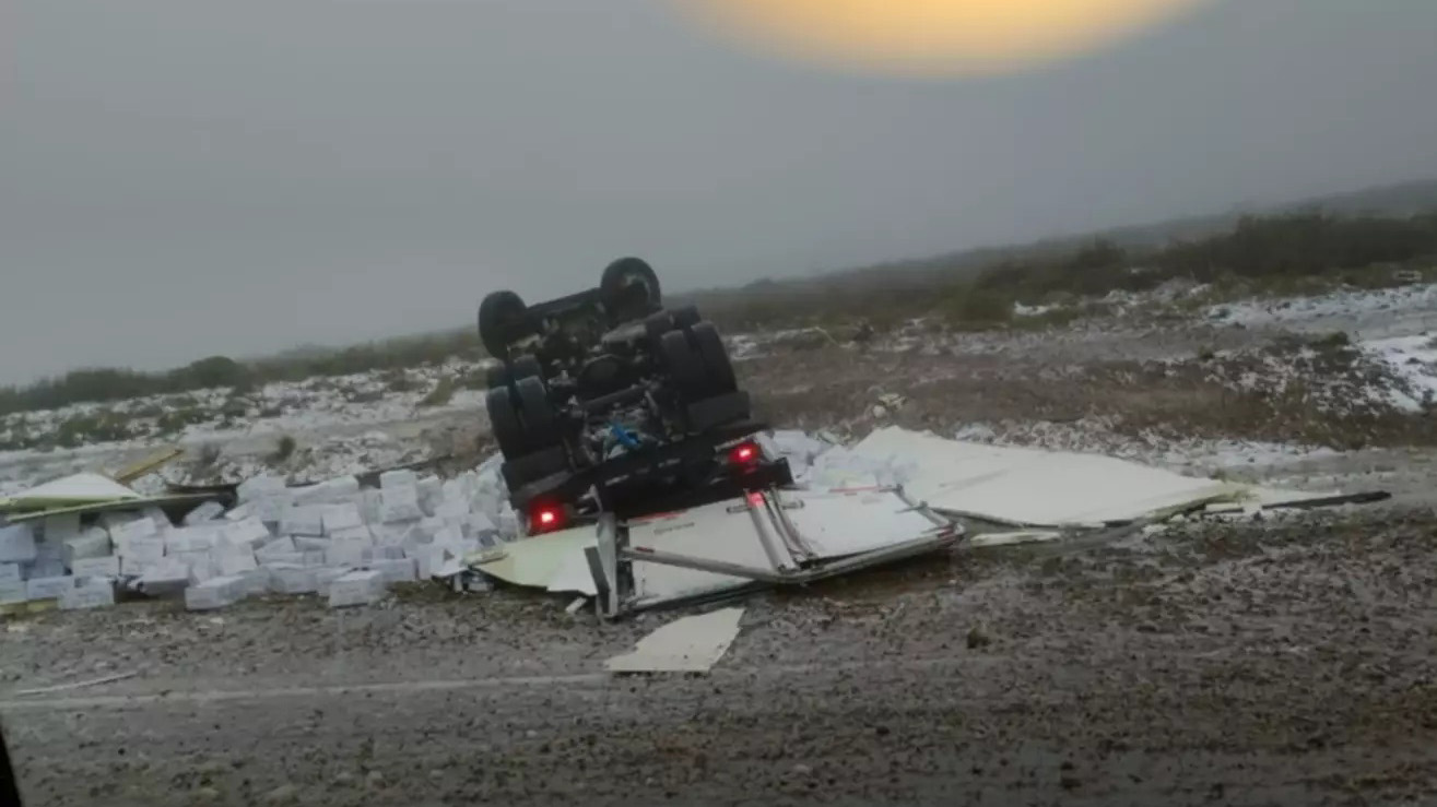 Un camión cargado con langostinos volcó en la Ruta 3