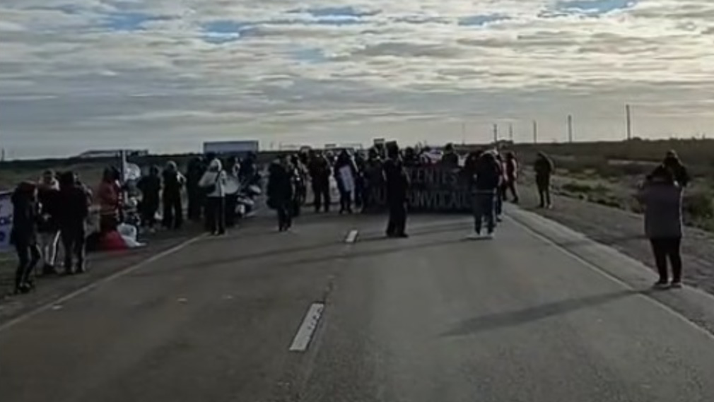 Docentes autoconvocados reclaman en la Ruta 3 al norte de Puerto Madryn