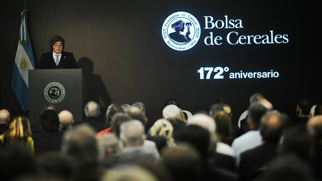 Milei anunció una baja de retenciones y destacó el récord exportador del sector agropecuario