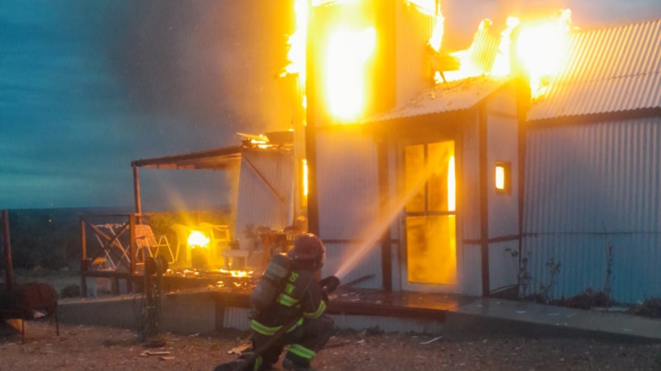 Destrucción total al incendiarse una vivienda en El Doradillo