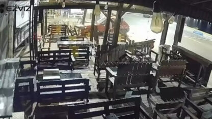 Conducía en estado de ebriedad y se estrelló contra los food trucks en la costa