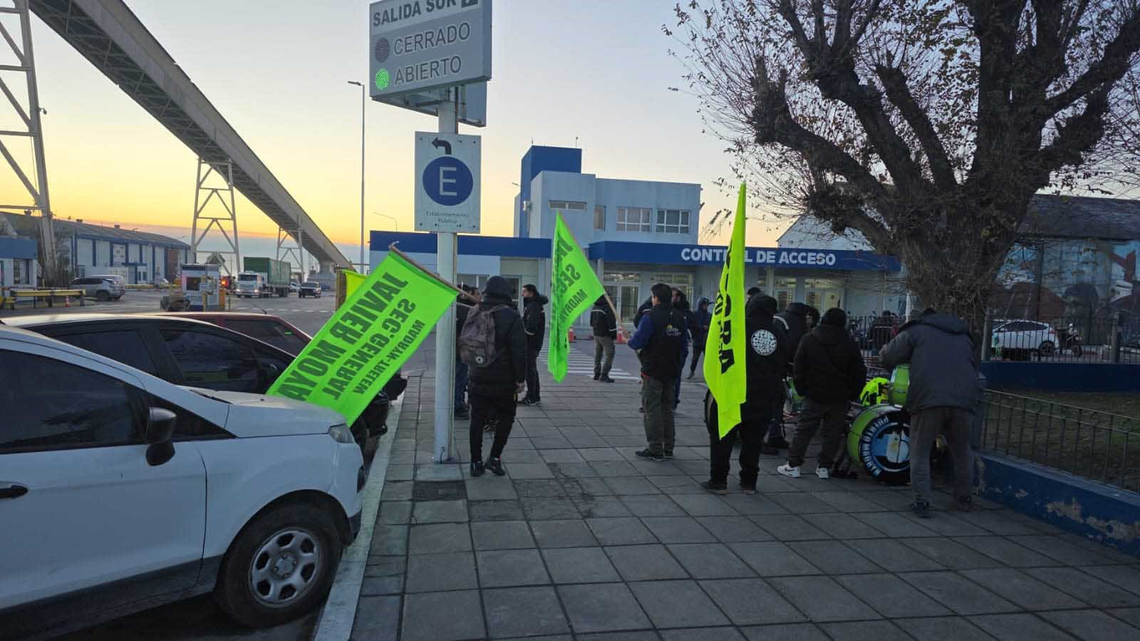 UOCRA reclamó ante las puertas del muelle Storni