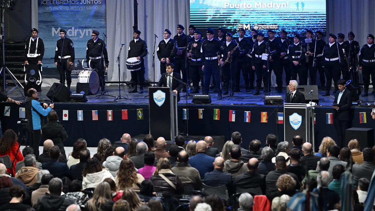 Con anuncios, Torres y Sastre encabezaron el acto por el aniversario de Puerto Madryn