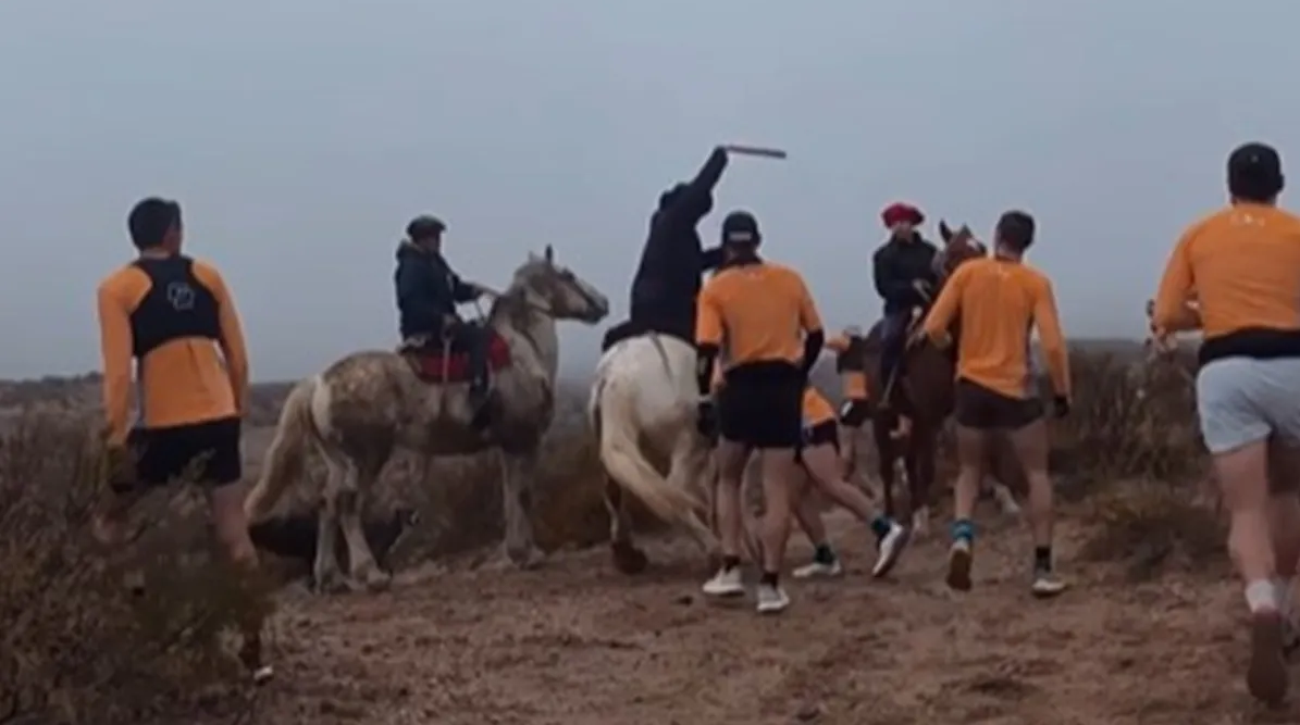Jinetes atacaron a atletas en una carrera en Río Negro