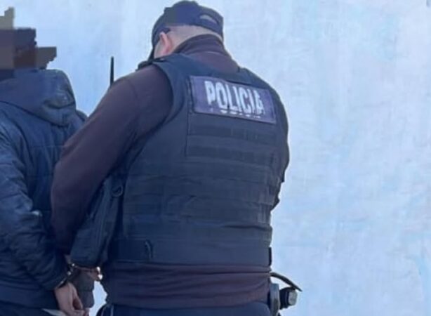 Fue en busca de un amigo a la comisaría y quedó detenido