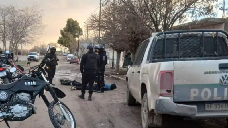 Dos detenidos con un arma de fuego casera