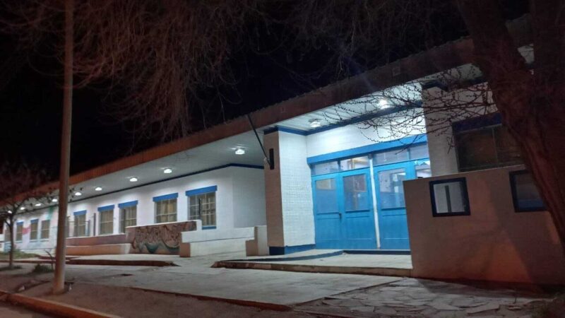 Fue a reclamar a la escuela de su hijo con un arma blanca