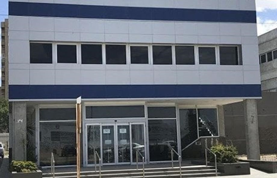 Provocó disturbios fuera de una escuela y ahora deberá donar elementos escolares