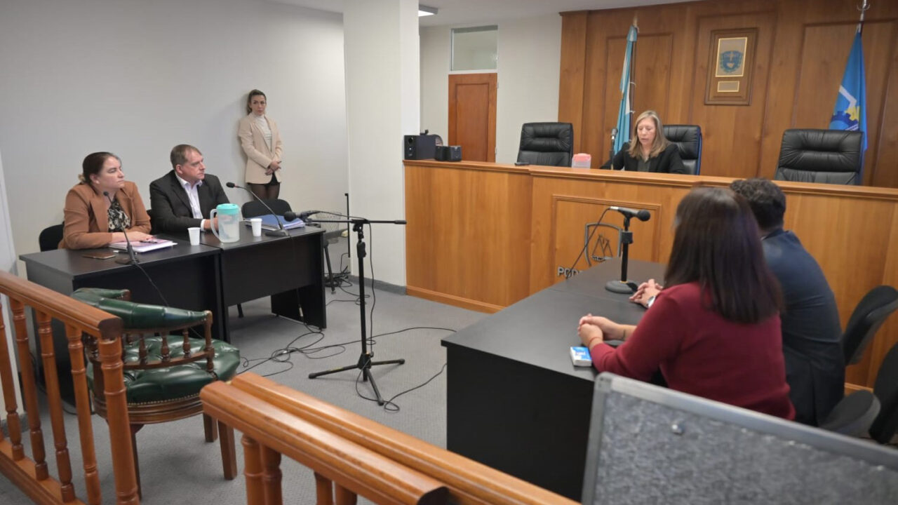 Absuelven a docente acusada de abuso en Trelew