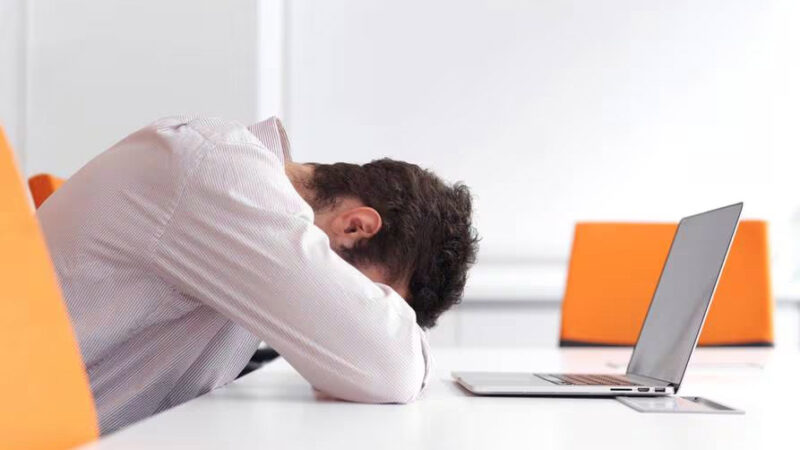 El empleo registrado cayó por tercer mes consecutivo