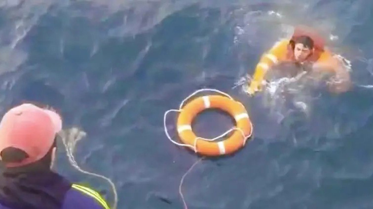 Rescatan a un marinero que cayó al mar