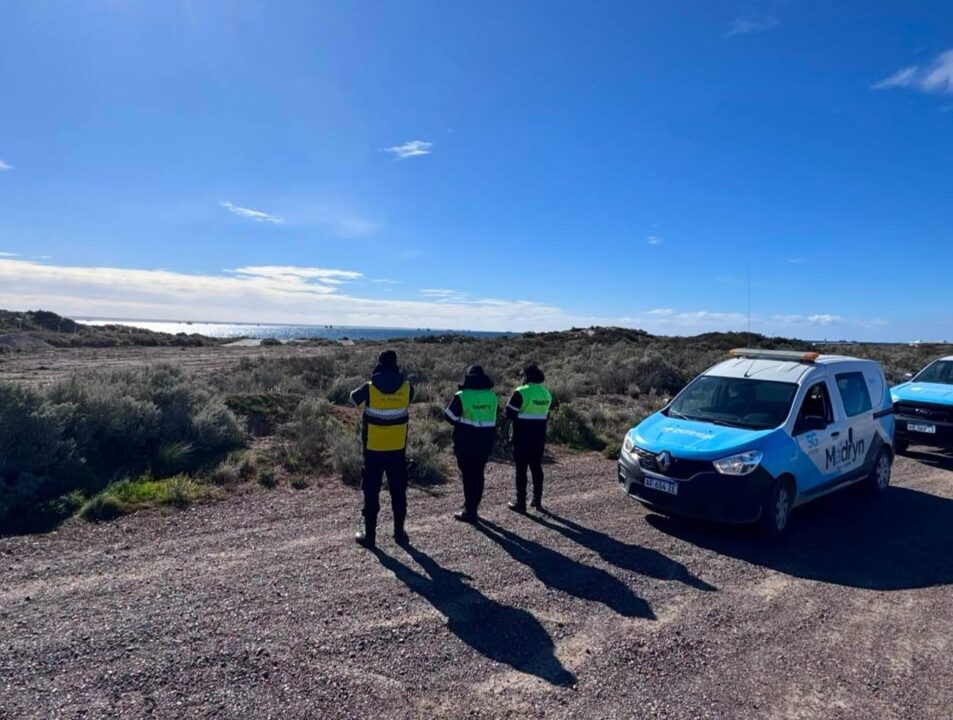 Madryn: Trasladan casillas para despejar Playa Kaiser
