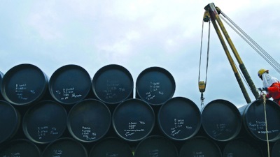 El petróleo escala y se acerca a US$100