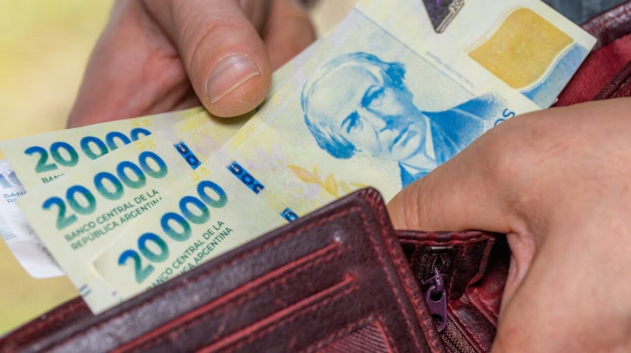 El Gobierno fijó aumentos escalonados para el salario mínimo