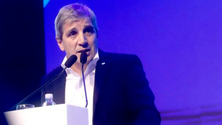 Sube el riesgo país y Caputo busca llevar calma ante empresarios